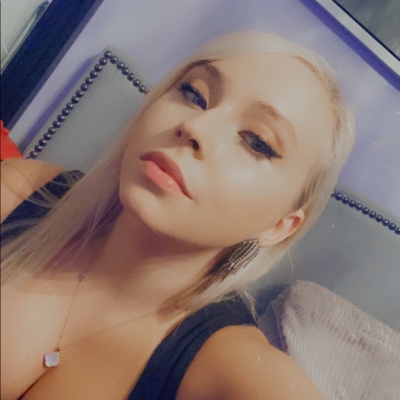 Sparkly earrings with chain and crystal dangles - Picture 3 of 3